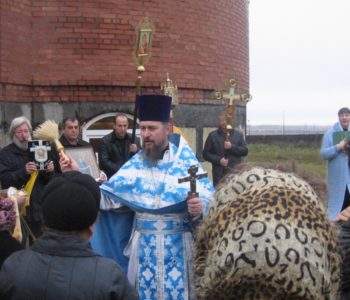 Престольный праздник Покрова Пресвятой Богородицы (2009). Служба проходила впервые в криптовой церкви строящегося храма.