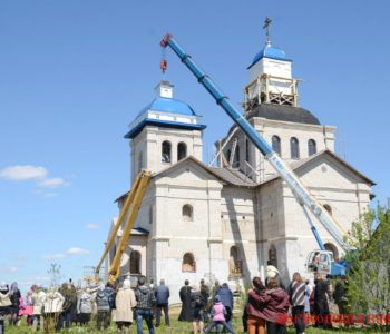 В Озерицкой Слободе установлен крест с куполом для колокольни строящегося храма в честь Покрова Пресвятой Богородицы