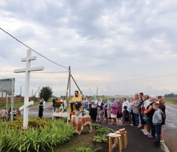 Водосвятный молебен возле Креста в д. Сосновая 30.08.2020г.